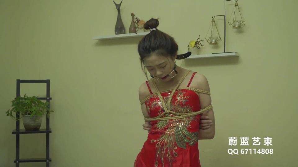 [蔚蓝艺束]爱凌体验日式捆绑，口枷口水流出，单腿吊绑，驷马紧缚，惨遭折磨 解压密码：weilanyishu<br><br>内容：身着红色礼服的爱凌，被日式捆绑，她先坐在地上开始被捆绑上身，绑完戴上了红色口球，让她喊也喊不出来，叫也叫不出来，她又被站着吊起来，两脚踮地来回走<br>然后绳子从上往下，一直到脚腕处，被束缚起来，两脚一直踮地走动着，挣扎吧，你是逃不掉的，口水不停的从口球流出，10分钟后解开了她，她很难受的蹲下，坐下，躺着，趴着，扭动着，又被驷马缚起来，被折磨的不成样子，我已经感受到她的绝望了<br><br><br>蔚蓝艺束工作室接定拍（剧情定拍，捆绑定拍），应聘（河北唐山地区招M和兼职模特）及其他咨询QQ——2105653965<br>另外有兴趣的小伙伴们，欢迎你们一起来交流，感谢支持！<br>模特：爱凌<br>年龄：22<br>身高：172<br>体重：105<br><br>视频格式：MP4<br>视频大小：1.95GB<br>视频时长：51分钟<br>视频编号：WL0078-爱凌<br>敬告：最近网盘文件频繁被和谐，请购买者务必先检查链接是否有效，如链接失效，联系QQ2105653965处理。所购买的视频文件务必下载到电脑里保存，切勿在线解压！！！！