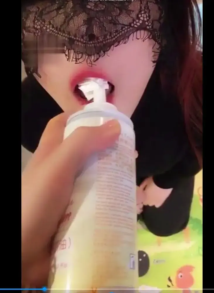 【Verin维因】女奴篇-强制圣水钻胯吃纸巾羞辱 标题 【Verin维因】女奴篇-强制圣水钻胯吃纸巾羞辱<br>原创者：套路直播<br>购买地址：<span style='color:#b0b0b0;'>[隐藏文字，购买后可见]</span><br>剧情 维因女王调教美丽女奴，希望大家喜欢