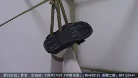 【新月原创】【红豆】萝莉有三好 这个白丝极品萝莉也太棒了吧 忍不住就要对她动手才行 【新月工作室】定拍交流QQ：1003187439 原味找她们：3104988182 小洛（红豆） 2389316626 玉箫 34514571253佳怡 3560530071雨涵<br>本工作室正式启动会员优惠折扣方案，请有兴趣的同好加Q：3104988182详询，所有图片都是GIF小动画<br>“哥，过几天你生日，我们出去玩的时候，我穿这套好不好？”<br>豆子今天难得的可爱，当她脱下外套，那件蓝色的极品洛丽塔白丝和梅露露小皮鞋展现在我面前的时候，我惊呆了，这……这家伙也太可爱了吧。<br>“好不好，我测试一下。”我激动的拿出绳子丢出来，豆子一看，白了我一眼。<br>“你除了这个，还懂什么？”<br>说归说，这家伙还是任由我把她绑了起来，在床架子的上面吊紧，口塞眼罩按标准安排好。看到她无助挣扎的样子，我迫不及待的脱掉了她的鞋子……<br>“别太过分了！”
