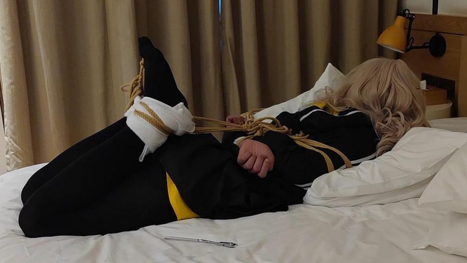 [cosplay]少女前线UMP45 - 伪娘拘束TK S：我<br>M：Q （代号，非真实ID）<br><br>内容为皮手铐反铐;日式 椅子束缚TK；驷马绑脚趾TK<br>M说有控制自己怕不怕痒的特殊能力，感觉很神奇……从反应来看玩时处于怕痒状态<br><br>伪娘非伪声，另外应M本人要求全程脸部打码，消去对话声音，介意请勿购买