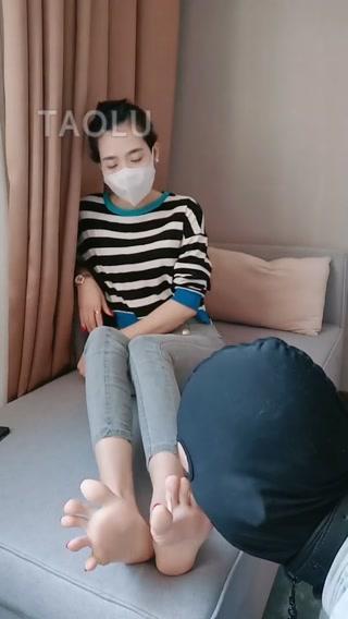 【多多S】TJ又紧张，又想玩！恋足必看！闻脚舔脚。清理脚泥，仔细啃咬，深喉到流泪 【多多S】TJ又紧张，又想玩！恋足必看！闻脚舔脚。清理脚泥，仔细啃咬，深喉到流泪<br>原创者:套路直播<br>购买地址<span style='color:#b0b0b0;'>[隐藏文字，购买后可见]</span><br>恋足必看！贱狗放不开呀（还是很紧张）慢慢引导闻脚舔脚。清理脚泥。洁理脚趾缝（过程中差<br>点咬破主人的脚，找打），仔细啃咬。清理脚后跟（指甲里面很多胜东西和污垢），最后深喉<br>（插吐插到流眼泪。贱狗自己吞了好几次）
