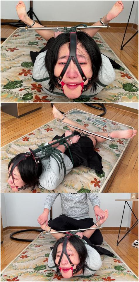 玩奴原创之新妹子美琪暴力炮架驷马,前所未见的戴着口球痛哭！极限并肘上铐！交流购约绑教程请加805351328。 解压密码<span style='color:#b0b0b0;'>[隐藏文字，购买后可见]</span>感谢各位观众的支持！这次的作品相当之硬核。首先能绑成这个造型已经说明这个妹子已经很棒了，高个子大长腿裸足。牢牢捆绑，每动一次都煎熬与疼痛。绑得过紧在放置过程中终于忍不住失声痛哭起来，不过为了各位同好看的开心，还是选择让她牺牲一下吧！喜欢这种暴力风格的同好欢迎给我留言！<br>另外为了方便各位同好约绑，博主最近推出了一个非常详细的约绑教程。里面有非常详细的从零基础开始教大家如何认识妹子，如何与妹子沟通等等。非常的实用，有兴趣的各位同好加805351328咨询。<br>目前博主已经出了五个系列，分别是绝对真实调教系列，真实约拍系列，口水囚徒系列，紧缚实验室系列，美人小舔犬系列以及最新出的高颜值系列都非常精彩，各种元素满满，希望各位同好多多支持！<br>推特可以关注浅神。本频道提倡健康积极的绳艺亚文化，目的是给生活增添一些情趣，谢谢大家。<br><br>
