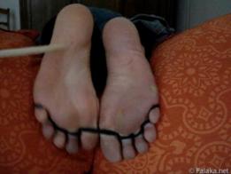 erics slave 她的精神，但她的生活還在繼續。 現在她必須為此受到懲罰。 她的主人 MasterDaPain 用硬杖懲罰她。 他用她用來懸掛的繩子綁住她的腳。 他使用了 2 種不同的鞭笞者。 一個比另一個更痛苦。 她只是尖叫，但不要求饒，因為她知道自己犯了一個嚴重的錯誤。 一個非常嚴重的錯誤，所以鞭刑的痛苦對她來說還不夠痛苦的懲罰。 MasterDaPain 繼續拄著拐杖。 MasterDaPain 知道並開始與她交談。 這 30 次中風非常痛苦，以至於她無法控制自己不要尖叫和哭泣。 但如果她這樣做了，她也會為此付出沉重的代價。