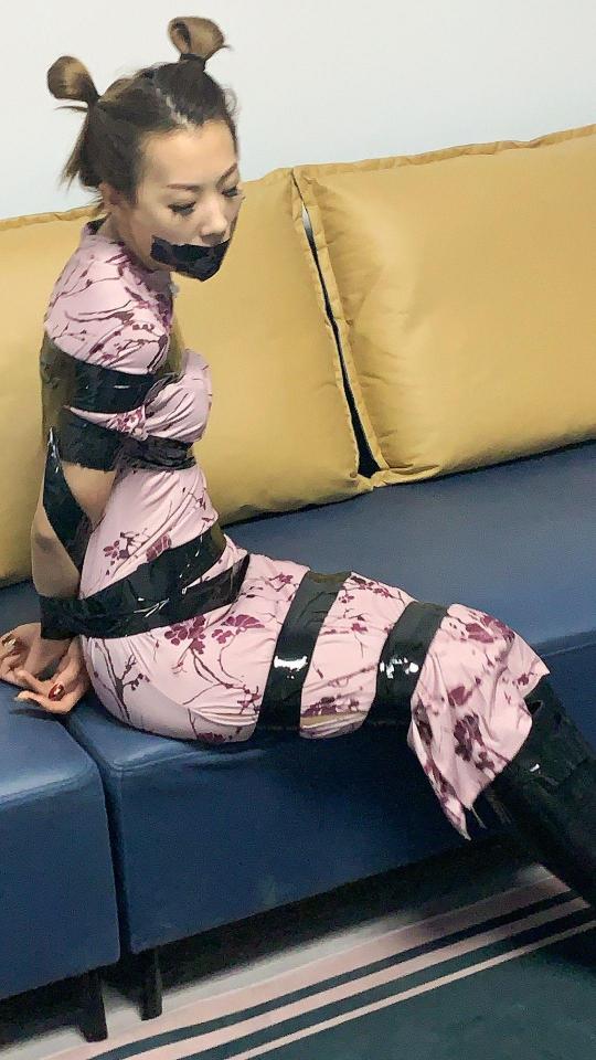 自信的魔术师 「上集」 - 助手的第一回合试探 「 得意客工作室 」定拍作品，模特：沈诺（一向我都安利他家的定拍喔，真的很棒）<br><br>第二次在他们家拍摄，模特表演效果一如既往的好！拍摄过程当中还把我提交的剧本中没有展现的部分补充了出来，这次对沈诺的着装、打扮要求都和以往大大不同，看下来别有一番味道。<br><br>剧情介绍：一向自信的魔术师在一次公演之前与他的助手沟通，希望能够提前演练即将到来的表演。助手早就对美貌的魔术师心存想法，苦于一直没有机会，借着这次魔术师提出的建议，他打算精心策划一出戏码！“姐，要不咱们先用胶带试试吧，我给你绑紧了，看你能不能挣脱”，“行啊，没问题”。助手拿出一卷黑色的胶带，朝着魔术师的身子开始缠起，一圈一圈，将她紧紧缚好。助手又从腰间拿出了平时魔术时使用的一大块白布，将魔术师的嘴巴塞的满满的。此时的魔术师全身被黑色的胶带固定，不停地挣扎，嘴巴里却只能不停地发出嗯嗯的声音... 几分钟的挣扎后，性感的魔术师已经找到了解缚的关键节点，她心里洋洋得得意着，“就这么简单”。但她所不知的是，这一切都是助手早已布置好的安排...