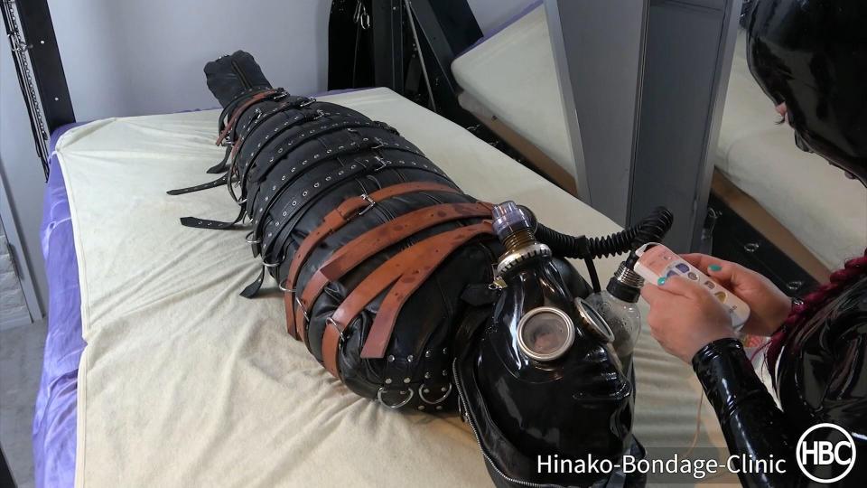 Inflatable Leather Rest Sack Tease and Denial 首先钻进一个绿色的充气橡胶休息袋，之后是一个皮革休息袋，大量的皮带紧紧地系在他身上。虽然从外表上看，这可能只是皮革，但现在已经变成了皮革充气袋。对他身体的压迫感和以往一样强烈！这就是他的身体。现在他都被包裹起来了，日奈子脱下她的橡胶袜，露出她被汗水浸透的双脚，并开始让他舔这两只脚！这时，他才发现自己的双脚已经被包裹起来了。但这并没有结束，她拿起袜子，把它塞进他的嘴里，用它来衡量他，然后在他的头上戴上防毒面具，与一个尿瓶相连。然后，出于她纯粹的堕落心理，Hinako用振动器和假[X_X]在她的下属面前取悦自己，而她的下属不能动，当然也不能碰她！！。最后，Hinako为她干涸的子民做了一件好事，让他喝她的尿。 <br> <br>First getting into a green inflatable rubber rest sack and a leather rest sack after that, a plethora of belts are tightly fastened around him. Though the outer appearance may suggest it's only leather, it has now become a leather inflatable. The feeling of pressure against his body is as strong as it's ever been! Now that he's all wrapped up, Hinako takes off her rubber socks, revealing her sweat-soaked feet and precedes to make him lick them both! But it doesn't end there, as she takes the sock, shoves it into his mouth gaging him with it, then putting a gas mask on his head, connected to a piss bottle. Then, out of her pure diabolic mind, Hinako pleasures herself with a vibrator and dildo in front of her sub who cannot move and of course cannot touch her!! Finally, Hinako does something good for her parched sub and allows him to drink her pee.<br><br><br> 