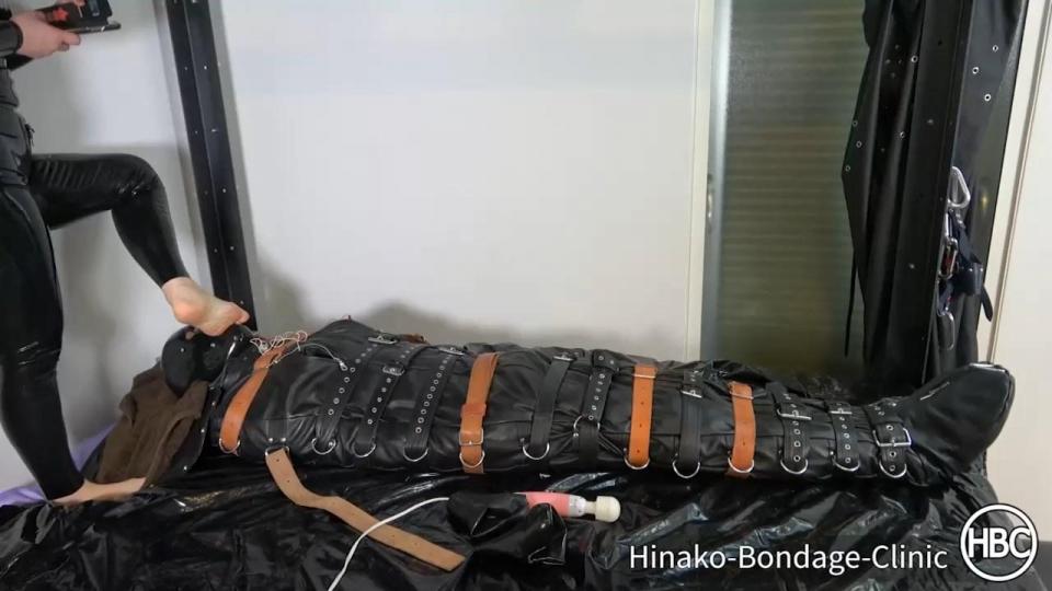 Sub Bound in Two Leather Rest Sacks is Toyed with, For ced to Drink Feet Sweat and Pussy Hinako，身穿橡胶紧身衣，开始将她的奴放入，不仅一个，而是两个皮革约束袋，这让她可以自由地玩弄他的o头，使用乳o玩具、电击、捏、咬等。之后，她脱下她的橡胶，并让他喝下积累的脚汗。但这只是开胃小菜而已，因为今晚的特别节目<br> <br>Hinako, dressed in a rubber catsuit, begins by putting her sub in, not one, but two leather rest sacks, giving her the liberty to to rture his nipples with a nipple toy, electricity, pinching, biting, ect. After this, she takes off her rubber sock and for ces him to drink the accumulated foot sweat. But this is only an appetizer to the main course, because the special tonight is one raw Hinako pussy.<br><br><br> 
