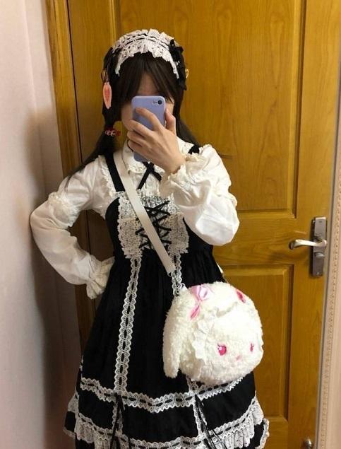 某平台lolita小萝莉直播男友舔自己的玉足 某平台lolita小萝莉直播男友舔自己的玉足<br>原创者:WE工作室<br>购买地址<span style='color:#b0b0b0;'>[隐藏文字，购买后可见]</span><br>某直播平台的女主播，直播时候经常穿这种可爱的小裙子，偶尔也也穿JK制度，这个视频主要是让他男友玩舔lolita鞋冰丝袜，然后脱下来袜子鞋子玩裸足，直播间内经常有土豪疯狂刷礼物，刷礼物多了好处就是可以加私人微信，我看过很多的直播，这个女主播是我见过的唯一一个比较真实的主播，不做作不骂人。视频来源于网友录播，小萝莉的脚丫就是白嫩啊。