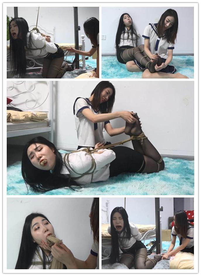逍遥精品定制 内衣失窃案03 学生挣脱对老师进行疯狂报复 【场景四】 地点：穆轻语家  人物 穆轻语 苏雨晴  时长 10-15分钟<br>（穆 苏 开始拼命挣扎 ，最终 苏先挣开了绳子。）<br>苏雨晴：穆老师你这样对我，那就别怪我不客气了。<br>（苏雨晴挠穆轻语脚心，打穆轻语的屁股！）<br>苏雨晴：这绳子都快松了，看样子要重新绑了。<br>【场景五】 地点：穆轻语家  人物 穆轻语 苏雨晴  时长 15-20分钟<br>苏：都说了我是第一次，你还不信<br>穆：老师信了，你快放了老师吧！<br>苏：现在晚了！<br>穆：你这是犯罪！<br>苏：你刚才也是！<br>（苏 给 穆 嘴里塞进丝袜）（特写） <br>（苏 折磨 穆，包括：<br>1.	苏 挠 穆 的脚心，穆反抗。<br>2.	苏 拍打/摸 穆 的屁股，摸穆的腿。<br>3.	苏 用脚在 穆 的脸上摩擦。<br>4.	穆因为反抗剧烈，苏将穆绑成驷马。<br>）<br>苏雨晴：穆老师，你刚才收拾我的那个惨呀，我必须得好好收拾你一下  穆轻语：呜呜呜<br>苏雨晴：穆老师你的小脚也是这么可爱呀                            穆轻语：呜呜呜<br>苏雨晴：穆老师喜欢我的脚吗？                                    穆轻语：呜呜呜<br>（苏 折磨 穆其间的对话自由发挥。）<br>