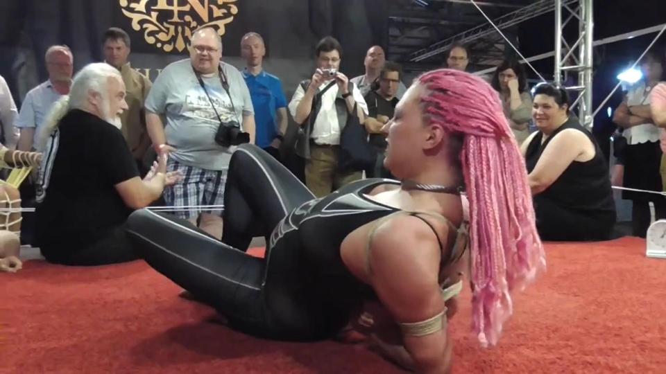 BoundCon XIV Escape Challenge Stage - Paulli vs. Nova Pink Tags: boundcon, escape bondage, escape challenge, escape artist, competition<br><br><span style='color:#b0b0b0;'>[隐藏文字，购买后可见]</span>