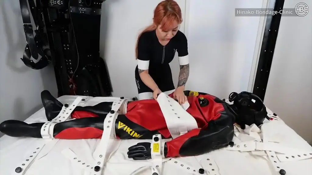 Segufix Bondage with a Viking Diving Suit Hinako, dressed in her cycling suit, put Mr. P in her Viking diving suit and strapped him into the Segufix. With his gas mask on, she connected his tube to a breath bag, grabbed her vibrator and got right to work on him!<br><br><span style='color:#b0b0b0;'>[隐藏文字，购买后可见]</span>