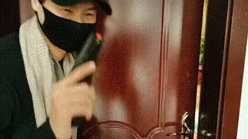 世上最脑残的劫匪，棉被包裹 世上最脑残的劫匪，棉被包裹。这个剧本是一个爱好者提供的，但是我们拍摄的实际情况应该是跑偏了，很多朋友说像是喜剧，特别是最后的反转。视频解压密码：chuxin .             -<br>一绳所爱绳艺体验店面向全国爱好者开放，本店提供绳艺捆绑模特服务、体验女绳师捆绑服务、体验长时间囚禁服务、绳艺教学培训、绳艺交流会、场地出租、专业麻绳销售，原创视频套图销售、作品私人定制、模特原味丝袜出售等，另外本店招募同好合作伙伴。微信：351552501初心