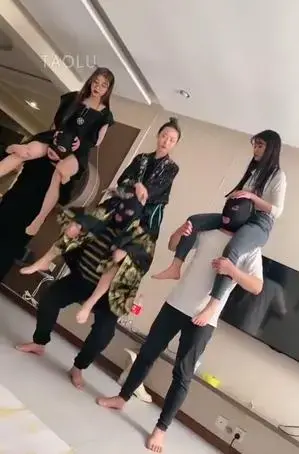 【二宝S】双S带女奴调群狗各种比赛加惩罚（三主三奴骑马比赛，骑脖子蹲起） <span style='color:#b0b0b0;'>[隐藏文字，购买后可见]</span><br>【二宝S】双S带女奴调群狗各种比赛加惩罚（三主三奴骑马比赛，骑脖子蹲起）