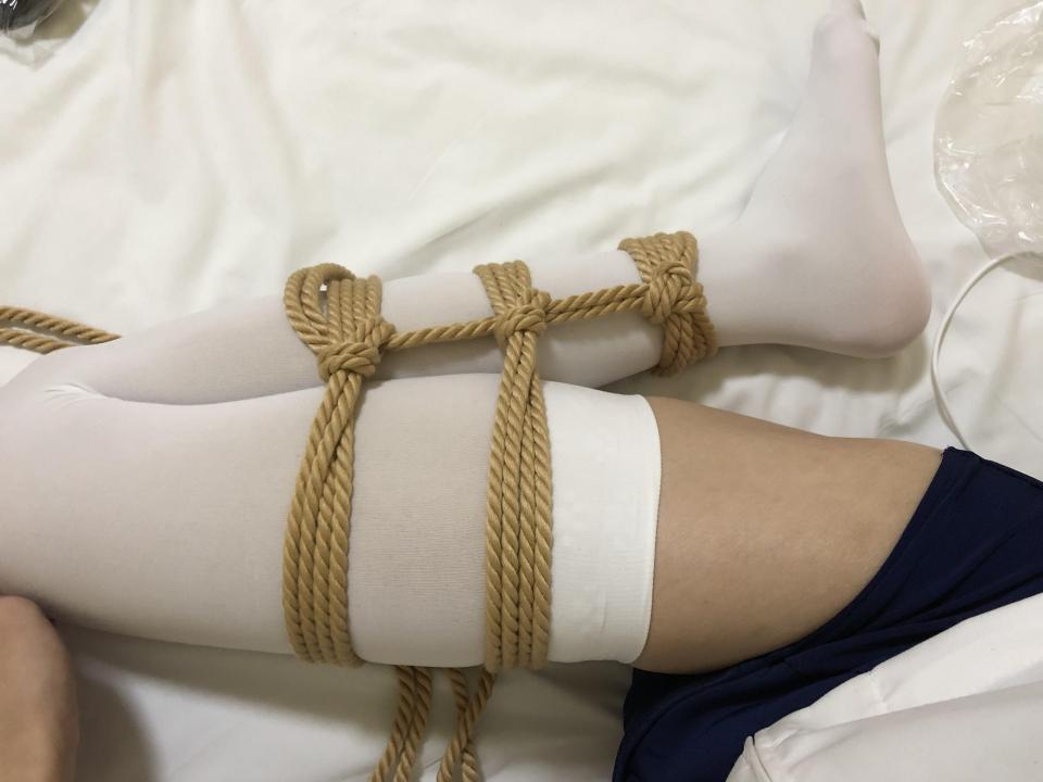 女装，绑腿，玩训练器 30:00开始看<br>玩的还有两段<br>12:50—16:00<br>22:00—25:00<br>声音噪音没有办法手机不行