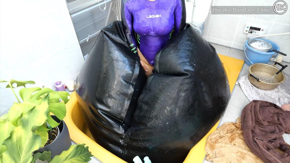 Swallowed by Extra-Large Giant Rubber Ball 简介：<br>被超大的巨型橡胶球吞没<br> <br><br>一个巨大的橡胶球漂浮在浴缸里，里面倒着一大堆乳液。会出什么问题呢？确保带着呼吸管，Hinako跳了进去。里面真的很粘稠，感觉很好! 这感觉就像被一些巨大的生物所吞噬。到了最后，她的子弟也加入进来，他们一起享受着这种体验。进到里面，拉上拉链，让他们感觉到自己是在一个粘稠、粘滑的另一个空间里！！。<br><br>Description:<br>Swallowed by Extra-Large Giant Rubber Ball<br> <br><br>A giant rubber ball floating in a bathtub with a whole lot of lotion poured inside. What could go wrong? Making sure to take a breathing tube with her, Hinako jumped inside. It was really viscous and slimy inside and it felt great! It felt just like being consumed by some giant being. By the end of it, her sub joined in and they enjoyed the experience together. Getting inside and closing the zipper made them feel like they were in a sticky, slimy and smooth alternate dimension!!<br><br><br><span style='color:#b0b0b0;'>[隐藏文字，购买后可见]</span>