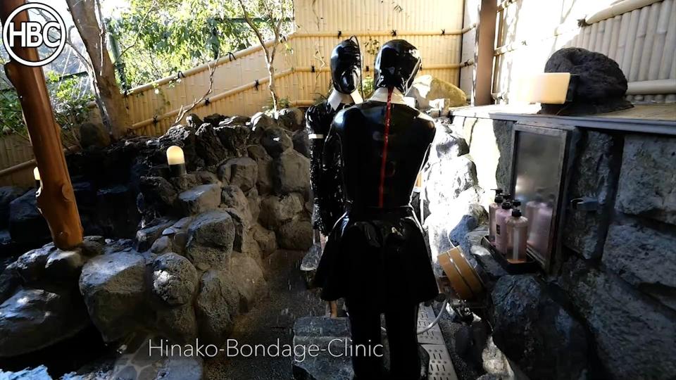 Latex People Take a Bath in Japanese Hot Spring 穿着乳胶的日奈子带着她的乳胶娘娘腔来到日本的澡堂，在那里他们都沉浸在日本温泉的舒适和安宁中。由于温泉一开始就很热，而且他们穿着乳胶，你可以想象他们在这次旅行结束时有多热。 <br><br>Hinako, dressed all in Latex, takes her latex sissy to a Japanese bath house, where they both indulge in the comforts and serenity of the the Japanese hot spring. Being that hot springs are hot to begin with AND they're wearing latex, you can imagine just how hot they were at the end of this excursion. <br><br> 