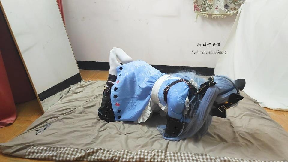 [坎喵]少女前线HK416cos K9拘束放置 [唔……头好晕……嗯？怎么眼前是黑的？我怎么全身都动不了了！还是以一个十分奇怪的姿势……呜呜呜！呜？也说不了话！嘴巴里塞着什么东西！下面还有奇怪的东西在一直震动，可恶……好难受但是也好舒服……要受不了了……]<br>-小416在执行任务途中被偷袭打晕后被带到了小房间里，穿上了K9拘束套装，戴上了狗狗面具口塞和眼罩，全部都上了锁，塞上了小玩具，任何挣扎都是徒劳的，等待着ta的只有无尽的绝望和无助……<br>————————<br>哈喽，这里是坎喵，是个努力想要变可爱的男孩子~<br>很抱歉鸽了这么长时间，年前年后要忙的事情太多了，而且天气太冷了也懒得动……天气回暖了会恢复更新的orz<br>这回是一个HK416黑猫赠礼cos的K9放置过程，纯放置，加了点简单的小剧情x<br>网盘传源文件会挂，所以传了压缩包，如果可以尽量用林子的保管库下载吧<br>另外推特和林子同名，ID @NekoSao3，会不定时更新瑟图和小视频，欢迎关注~<br><span style='color:#b0b0b0;'>[隐藏文字，购买后可见]</span>