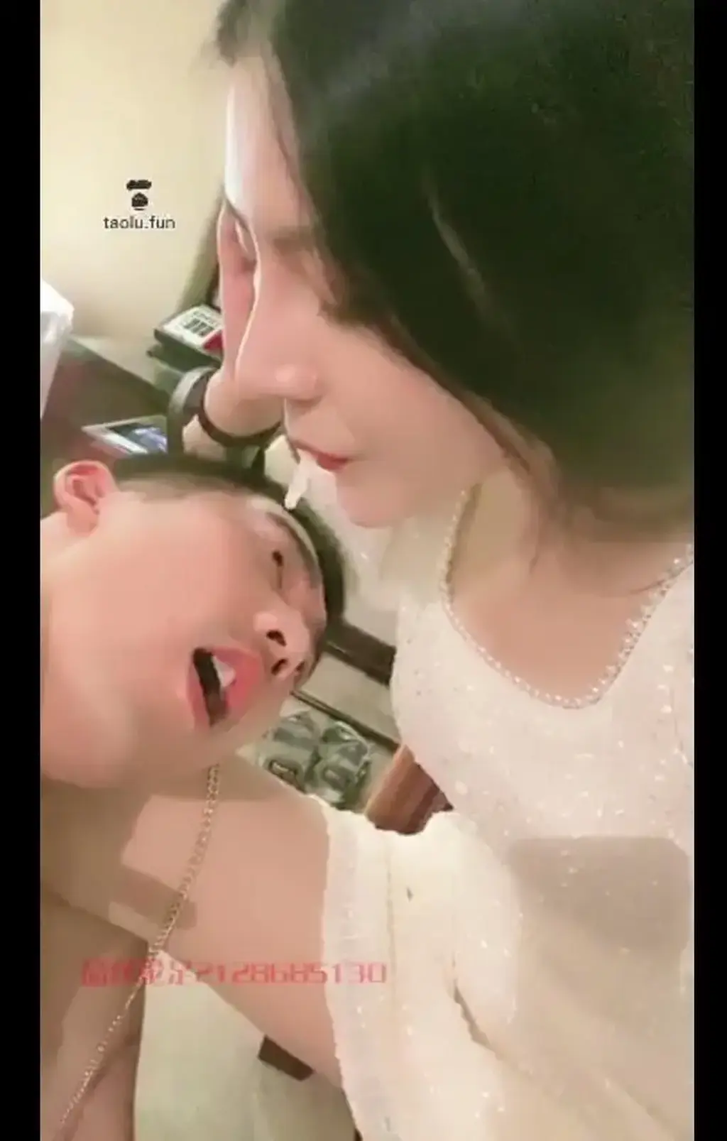 【诺曦S】开发素人成功！简介看详情  标题 【诺曦S】开发素人成功！简介看详情 <br>原创者：套路直播<br>购买地址：<span style='color:#b0b0b0;'>[隐藏文字，购买后可见]</span><br>剧情 诺曦女王开发调教素人，花样很多，诱惑点满满，希望大家喜欢