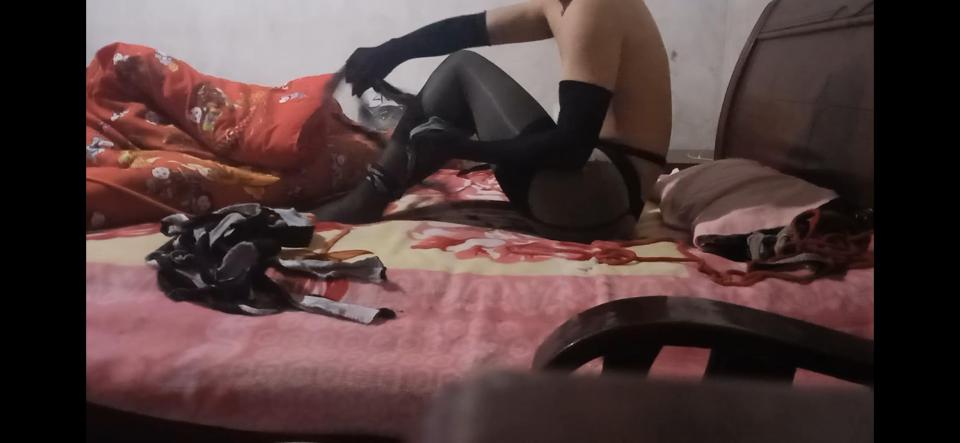 首次尝试吊住脑袋 穿上震动内裤和吊带丝袜。原本只是尝试简单的自缚，可发现调住脑袋之后，难度非常之大 。非常消耗体力，最后差点被发现。