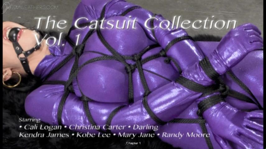 Catsuit Collection Vol.1 Blu-Ray <span style='color:#b0b0b0;'>[隐藏文字，购买后可见]</span><br>Firstly, Christina gets a package from a fan. She opens it to find Magical Straps. She sounds a little disbelieving when she reads that all you have to do is 'say these magic words' and the straps would magically appear on her body! Hey, it's worth a shot right? She gets pretty creative with her wishing once she realizes the power these Magical Straps have, but has she gone too far with her wishing?!?<br><br>Next, Randy gets the full stringent bondage treatment. Dressed in a tight red catsuit and even tighter black rope, she struggles in an extreme box tie with a sexy head-harness ball gag strapped tightly between her lips. Things get more and more difficult from there on. Jim enters and hogties her, pulling her into a crazy arch with her gag tied to her feet. Jim ups the ante even further when he attaches an electric winch and then pulls her upwards until she is barely touching the table. Just super tight bondage at its very best. Randy shows everyone that she is one of the leading bondage girls in the industry. Awesome stuff.<br><br>Then left on her own Kendra struggles on the bamboo floor mat in a super shiny black catsuit. The chain is very restrictive on her body. She's can't escape. A blindfold is added for our entertainment. She can hear everything that is going on around her, she just can't do anything about it! The keys are close.... she can hear them, she just can't find them to free herself! Jim torments and teases her and finally gives her the keys - blindfolded! <br><br>Cali makes her first appearance at the Cafe in this video. She's on the bed in a body hugging catsuit, tight corset and awful 6 inch stiletto boots! Her arms are snuggly held together behind her in a shiny pvc arm binder and the leather straps are making sure she really has to struggle to get around. Jim removes her boots and adds some more straps. He soon discovers Cali is ticklish. He blindfolds her so she can't see what he'll do next. Well there are a few snorts in there as Jim discovers the best places to tickle Cali. All good things must come to an end or so Cali thinks. Jim learns just what Cali's least favorite way to get tickled is. Maybe we'll see that in the next clip!<br><br>Darling is completely over the edge in this really sexy video. It certainly is a good thing she loves really tight bondage, because this one is fiendishly stringent. Dressed in a tight black catsuit, with her elbows are welded together in a web of interconnected ropes, Darling is completely helpless - and that is only the beginning. Jim comes in and adds a single rope that takes her already stringent bondage to a whole new level. The rope starts at her waist, is then pulled tightly between her legs, up and over her wrists, through her ankles and then up to the ring in the top of her harness ball gag - that is when the grinding of her hips really begins. Super sexy.<br><br>You will also find Kendra stuck in one place wearing those dreaded leather ballet boots. She's also anchored to the ceiling to give her a little sense of stability. Her shiny red spandex catsuit really digs into her pussy giving her camel toe but especially when Kobe pulls on the knotted crotch rope. Puurrfect! Hitachi anyone? Kobe forces Kendra to come over and over again while standing - don't lose your balance Ms. Kendra! I'm guessing that the vibrator certainly helps take Kendra's mind off how tender her toes are getting. She's been standing in those toe boots for a while now. That's right Kobe, just keep making her cum and everything will be all good!<br><br>Lastly, they say if you struggle long enough you will loosen the ropes binding you. That rarely happens with Jim Weathers rope work but there is always a chance. Mary Jane had her chance but she was caught! Jim reties her and lets her struggle some more to prove she really can't escape!<br>