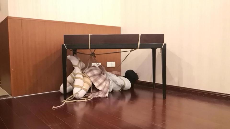 桌底开腿日式固定自缚 新想出来的自缚方法，来实验一下，开腿绑好，膝盖分别固定在两边桌腿上，两根绳子绑手，一根链接双脚，一根从背后穿到前面再固定到上面，这样趴下之后一根往前收紧，一根往后收紧，怎么动都是紧的，并且趴下就起不来了，膝盖也固定着根本别想移动，拘束感超级强，并且特别紧的，只需要一个桌子就可以完成这样一个强力的自缚，虽然我是趴下去之后才感觉到的，虽然有点晚！！虽然我各种挣扎翻身，emmm腿抽不动，往前爬不过去，往后也退不出去，还起不来！！（注意这个非常难解开，大家想玩的话一定要备剪刀一定要！）<span style='color:#b0b0b0;'>[隐藏文字，购买后可见]</span>
