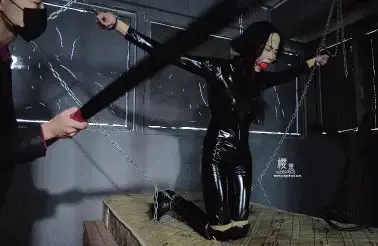 【樱束原创】《魔鬼般的审讯》定拍间谍被抓牢狱魔鬼般的审讯!手铐铁链捆绑口球紧勒!鼻钩紧紧钩扯!胶带头套多层封头!皮鞭抽打/杖刑胸部和屁股逼问让其招供，重拳击打/脚踢腹部被打到呕吐痛哭流涕！ 工作室推出众筹定拍系列片：思路 内容 剧情 服装均由参与众筹的小伙伴安排，工作室负责拍摄，凡参与众筹的小伙伴可以加入众筹临时讨论群：209976701（限参与本期众筹的小伙伴申请）<br>众筹金额无大小区分，提供的任何素材内容都会认真考虑采纳，众筹目的为了让小伙伴用最少的代价看到自己喜欢看的内容。（详情请咨询客服QQ2156176672或移步众筹区查看）<br><br>剧情简介：定拍转公映！间谍被抓牢狱堆她进行魔鬼般的审讯！手铐铁链捆绑皮鞭狠狠的抽打胸部和屁股逼问让其招供，强迫戴上口球再施以杖刑！再次杖打胸部/屁股/腹部，被打的不停闪躲嗷嗷大哭口水流个不停！再连带口球一起胶带封头！鼻钩紧紧钩扯！被打的痛苦流涕，眼泪鼻涕只能从鼻孔中流出！唯一能出气的鼻子被鼻涕堵住非常的痛苦难受喘不过气来！魔鬼的审讯这还只是开端，胶带封头后还要加上头套紧包！重拳击打/脚踢腹部甚至被打到呕吐痛哭晕厥！<br><br>樱束服务内容：私人订制剧情 专属剧情订拍 现实约拍  全国飞业务  统一解压密码：ysyc6672或qq2156176672<br>樱束联系方式：QQ2156176672     VIP专属客服微信号：yingshu-you（VIP专属客服微信，终年无休）<br><br>视频格式：MP4<br>分辨率：1080P<br>时长：33分钟<br>大小：1.8G