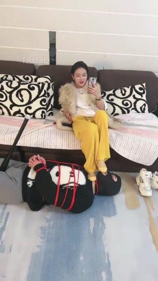 【鑫儿教头】狗JJ夹棒球棍刺挠调教直播聊天互动场，撩狗 【鑫儿教头】狗JJ夹棒球棍刺挠调教直播聊天互动场，撩狗<br>全身捆绑贱狗2个小时 中途调教三回 全程狗档夹着棒球棒 温柔带着暴力 刺挠带着禁欲 捆绑着不回血的痛苦带着渴望 我的狗我要怎么玩就怎么玩 不要招惹我 我真的蔫坏蔫坏的呀，可以让你升到天堂，也可以让你们永远留在地照<br>原创作者：套路直播<br>购买链接：<span style='color:#b0b0b0;'>[隐藏文字，购买后可见]</span><br>