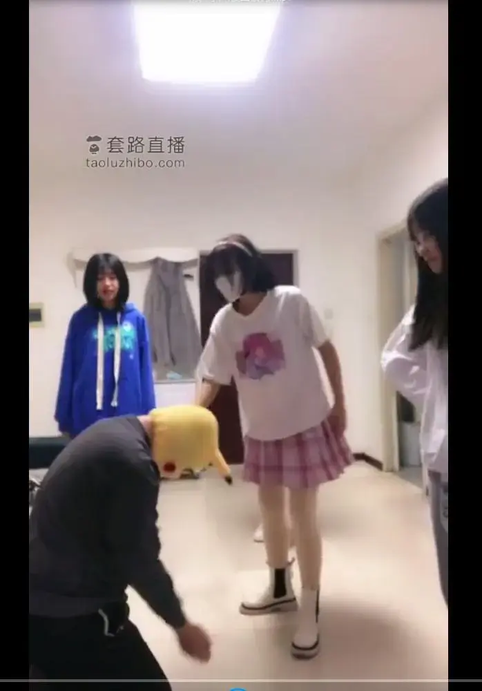 【精神小妹】校园暴力专场第一弹  标题 【精神小妹】校园暴力专场第一弹 <br>原创者：套路直播<br>购买地址：<span style='color:#b0b0b0;'>[隐藏文字，购买后可见]</span><br>剧情 一群精神小妹暴力调教男奴，希望大家喜欢