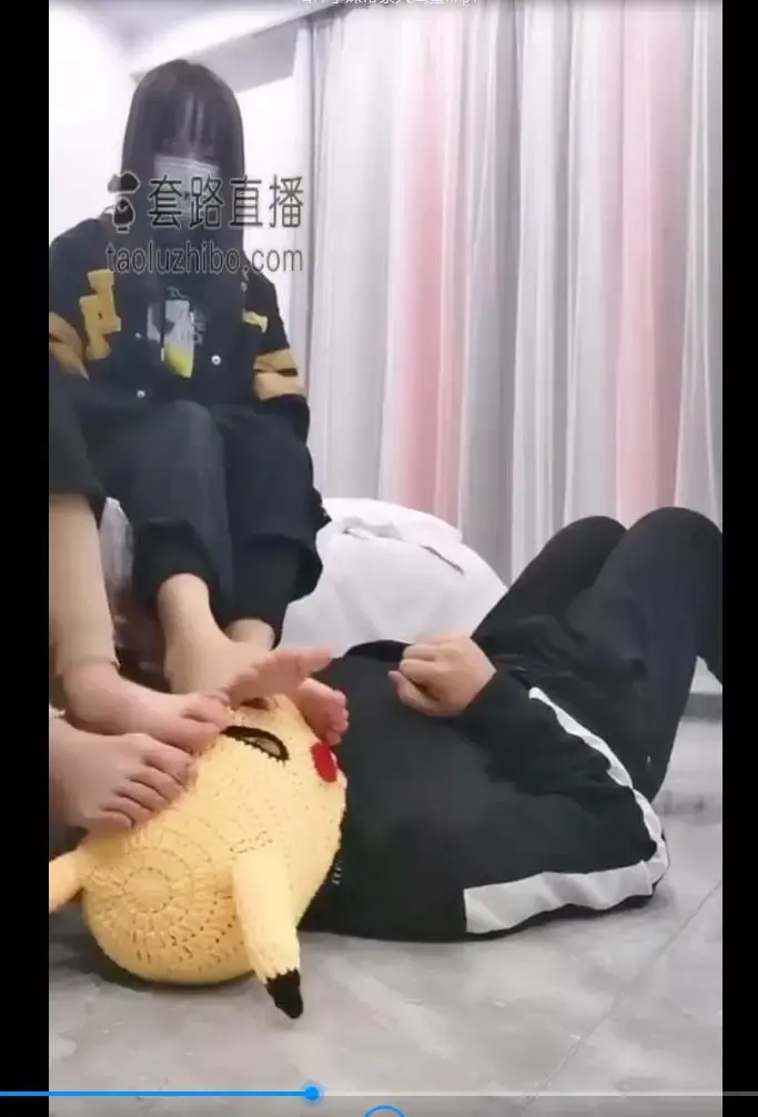 【精神小妹】精神小妹文文带素人闺蜜首次虐狗狗，舔脚，暴踹 标题 【精神小妹】精神小妹文文带素人闺蜜首次虐狗狗，舔脚，暴踹<br>原创者：套路直播<br>购买地址：<span style='color:#b0b0b0;'>[隐藏文字，购买后可见]</span><br>剧情 精神小妹文文和闺蜜一起调教男奴，希望大家喜欢