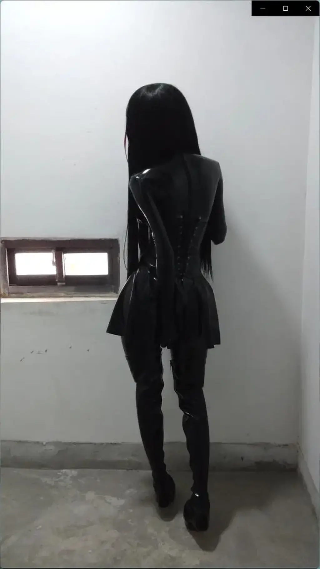 胶衣kigurumi地库露出双棒刺激 大概是2周没更新了，其原因在于前段时间比较忙，而且一直有想法没空实现，所以昨天我就冒险下午坐电梯去了趟地库，似乎中途有地方有人，所以我就掉头换了另一个位置。毕竟是地库所以光线不太好，因此需要大家多多包涵一下。然后呢为了压缩容量减去了上半段坐电梯以及瞎逛的地方（没灯的地方录像其实挺黑的，所以剪掉也无所谓），然后这次吧久待的地方也是漏了一地的水希望不要被发现吧。接下来说明一下乳胶全包头套已经定了，周末就可以做好，除此之外我还做了一套新的大打底紧身衣以及手感质量更好的boingboing所以花了将近2000块，而想入手的新玩具就得往后放放了。