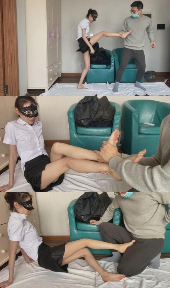 【诗蔓少女工作室】女特工美脚阴谋故事 【诗蔓少女工作室】女特工美脚阴谋故事<br>原创者:诗蔓少女工作室<br>购买地址<span style='color:#b0b0b0;'>[隐藏文字，购买后可见]</span><br>奇妙剧情＋抱腿格斗＋伤脚侵犯＋痛苦呻吟＋挑逗JJ＋绷带疗伤＋特写展示<br>午间美女特工正在睡觉，床边摆着执行任务用的运动鞋，一个男人蹑手蹑脚的进来，在美女的右脚脚心涂上秘药。临走的时候拿走了运动鞋，给女主留了一双高跟鞋。女特工醒了以后，收到了一个偷东西的任务，认为太简单就不在意，这时发现自己的鞋变成了高跟鞋，而且右脚脚心也有隐隐的不适，但是她疑惑了一会就按摩了一下脚心穿上出发了。美女特工好不容易到了地方，右脚却疼的不行了，她脱掉鞋揉着右脚脚心，抱怨着高跟鞋太累脚，然后干脆脱掉鞋子，光脚去执行任务。在找东西时，刚才的男人从背后出现，美女特工回头发现是上次没杀掉的老仇人。然后，两人便开始格斗，经过一番搏斗女特工占了优势以后，男生无力招架，便拿出一个遥控器按了一下，女特工的右脚立即疼了起来，随后被无奈击败了，女特工失去了战斗力，回头便撒娇让男人给她按摩伤脚，男人心生怜悯帮她按脚，美女特工等到疼痛缓解以后，开始用受伤的右脚诱惑男人，挑逗他的下面，趁机一脚将男生踢晕，然后痛苦的按摩着自己的脚一边呻吟着，最后独自缠上了绷带以后一瘸一拐的离开。