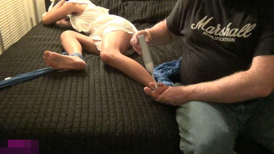 华裔在美国被白皮挠到哭 Cry More, Noob 华人模特在美国的TK经历，真实的不是为演戏而拍的那种，足模女孩被挠到求饶但是没有停，TK还在继续，，<span style='color:#b0b0b0;'>[隐藏文字，购买后可见]</span>