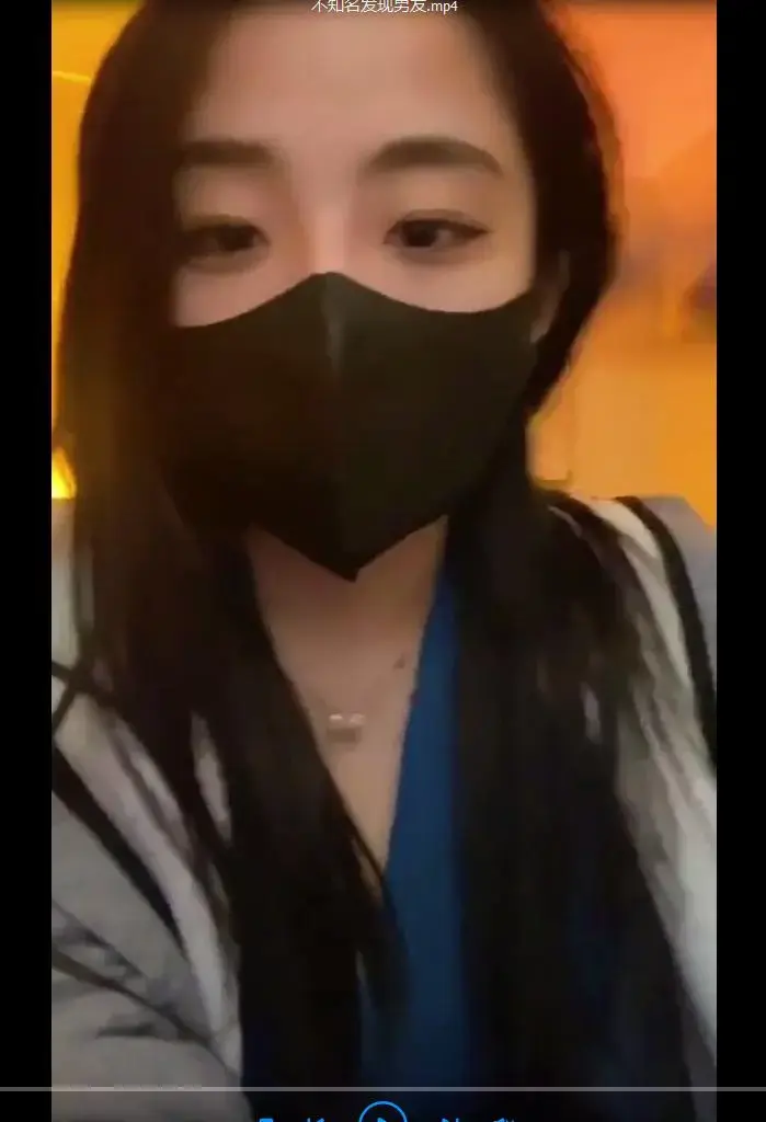 【不知名美女】当发现男友喜欢偷偷闻鞋 标题 【不知名美女】当发现男友喜欢偷偷闻鞋<br>原创者：套路直播<br>购买地址：<span style='color:#b0b0b0;'>[隐藏文字，购买后可见]</span><br>剧情 发现男朋友偷偷舔鞋，直接来调教，各种闻鞋舔脚，希望大家喜欢