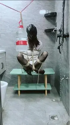 【安妮原创】浴室风波(惩戒身心+水刑+股绳水瓶） 其实看过一些套图也是发现了蛮多有趣的玩法，这个玩法很早就想尝试一下了，只是一直没什么机会，趁现在有时间玩的同时也更新下来吧，本来想利用浴室的水龙头慢慢往里面加水的，但是浴室里没有承重力特别强的吊环，所以瓶子的水也不是特别的重，刚好是能够承受的了吧，但是也不能过于挣扎，否则也会拉动绳索，这部拍摄下来需要注意的地方不多，与上部相比还是上部让我的记忆比较深刻，既然是浴室自然少不了淋浴了，这次用的是简易驷马，驷马捆绑长时间的话还是比较难受的，最后就是铐上手脚简单的囚禁了，可能是天气原因，拍完之后脑袋一时间有些晕乎乎的，还是比较有<br>意思的