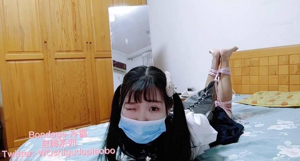 【冷酱自缚25】双马尾可爱冷酱裸足jk水手服自缚直臂驷马，裸足展示粉嫩脚丫，自缚驷马后挣扎表演一小时 下载后再解压，解压密码leng，解压后改文件后缀为.mp4<br>可爱冷酱穿着基础款jk水手服，没有穿丝袜，展示近距离粉嫩小脚丫。然后用绳子开始自缚胸縛，股绳。最后自缚直腿。连接好单手套。自缚单手套连接成直臂驷马。展示粉嫩小脚丫。开始挣扎表演。总时长一小时。<br>定拍q379989669除定拍外勿扰不闲聊