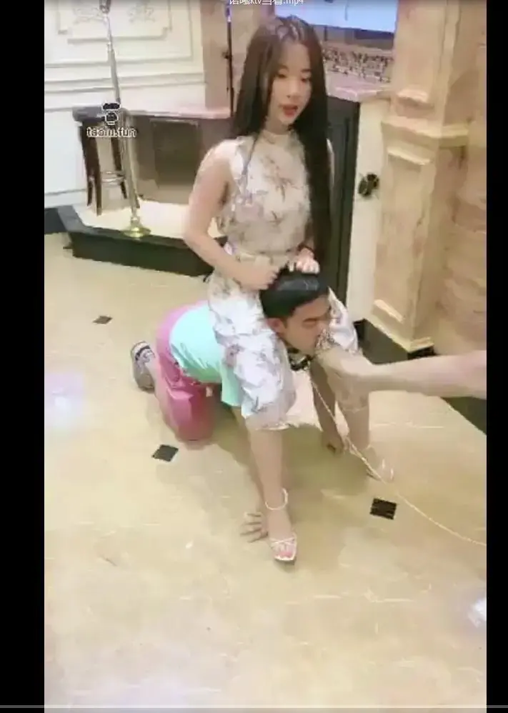 【诺曦S】KTV当着素人小哥的面玩弄人形犬 标题 【诺曦S】KTV当着素人小哥的面玩弄人形犬<br>原创者：套路直播<br>购买地址：<span style='color:#b0b0b0;'>[隐藏文字，购买后可见]</span><br>剧情 诺曦女王和闺蜜一起在ktv调教家奴，希望大家喜欢