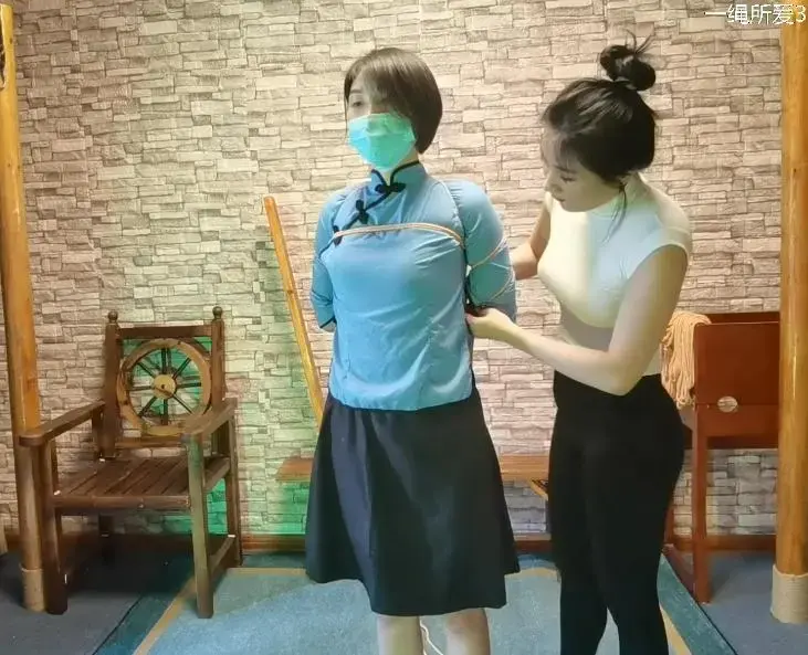 女孩梦梦体验五花紧绑一个小时不松绑 女孩梦梦说；尝试挑战五花紧绑一个小时不松绑，多难受都不要松绑，无论如何都不要松绑，女绳师就给梦梦狠狠的绑了个五花大绑，全程拍了一个多小时，拍摄剪辑都由女绳师单独完成。视频解压密码：chuxin     -            -<br>一绳所爱绳艺体验店面向全国爱好者开放，本店提供绳艺捆绑模特服务、体验女绳师捆绑服务、体验长时间囚禁服务、绳艺教学培训、绳艺交流会、场地出租、专业麻绳销售，原创视频套图销售、作品私人定制、模特原味丝袜出售等，另外本店招募同好合作伙伴。微信：351552501初心