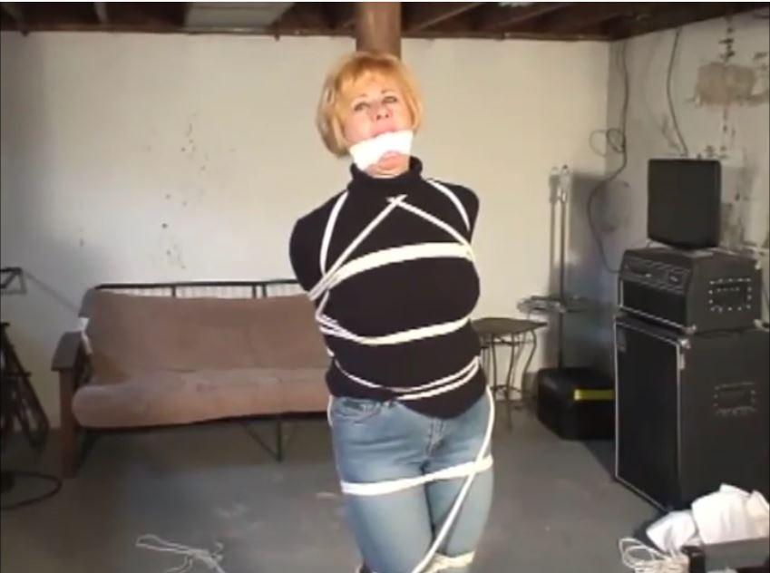 If one mouth packing is not enough then add some more If one mouth packing is not enough then add some more. Housewife Kelly has a whole lot of cloth packing in her mouth and it is shoved all the way in for her gag . Kelly is tied tight to a steel pole in the basement with what seems like miles of rope. She is wearing heels ,pantyhose , blue jeans and turtle neck sweater. She tries to yell for help but not likely anyone will hear her low pitch gag noises as her mouth is packed and sticky elasto plast tape is wrapped around her head tight.<span style='color:#b0b0b0;'>[隐藏文字，购买后可见]</span>