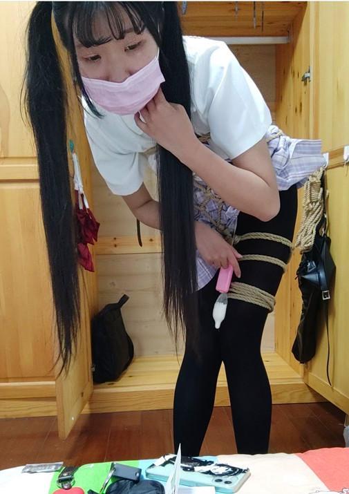 【冷酱自缚06】双马尾jk制服冷酱，避孕套挂大腿，项圈定时锁铁链锁柜子固定，高跟鞋单脚吊自缚罚站 下载后再解压，解压密码leng解压后文件后加后缀.mp4<br>eQ冷酱穿上黑色高跟，用避孕套倒进去酸奶卡在大腿上，捆[不可描述]，塞[不可描述]，强制[不可描述]，项圈固定衣柜上，定时锁定时20分钟，带口球，眼罩，捆单腿吊，带上单手套，罚站放置。