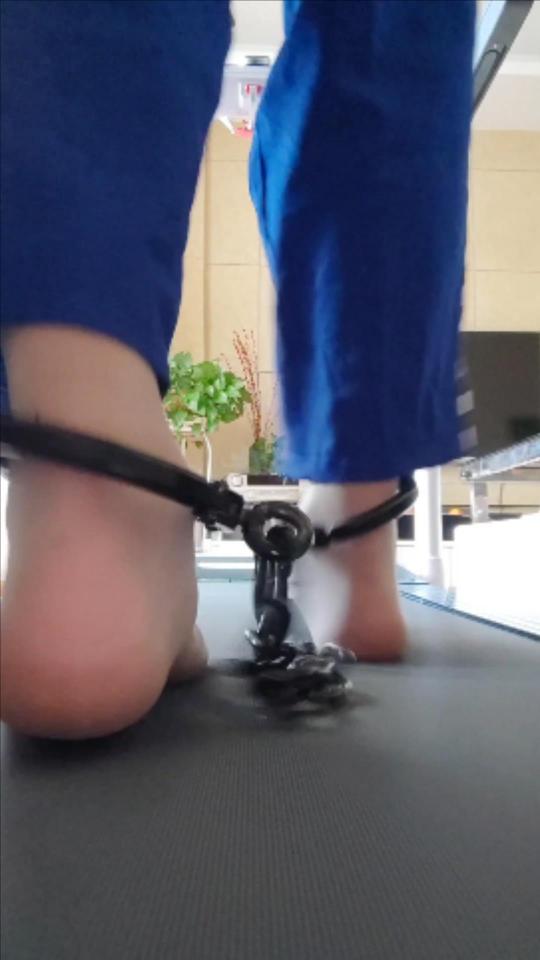 女犯脚镣肉丝跑步机 （没钱啦）绒布球之前拍的一段小视频，时间很短大家看看就好了，我还是穿着囚服和肉色丝袜戴着脚镣在跑步机上锻炼身体，很久没有拍过作品了，疫情反复天天都在医院里面忙。
