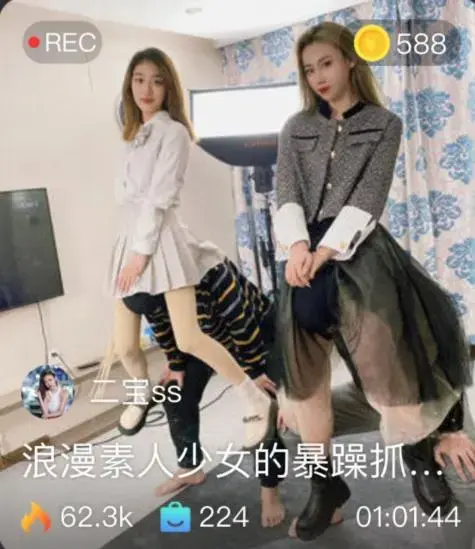 【二宝S】浪漫素人少女的暴躁抓狂场全套项目，裙子盖头骑脖子好羞辱，半蹲静态骑马折磨 【二宝S】浪漫素人少女的暴躁抓狂场全套项目，裙子盖头骑脖子好羞辱，半蹲静态骑马折磨<br>创作;【二宝S】<br><span style='color:#b0b0b0;'>[隐藏文字，购买后可见]</span>
