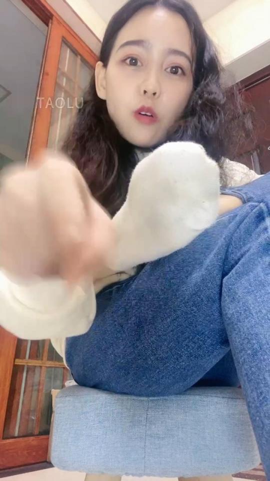 【豆满月】第一视角-绿帽 爬过来脏臭棉袜羞辱 【豆满月】第一视角-绿帽 爬过来脏臭棉袜羞辱<br>原创者:套路直播<br>购买地址<span style='color:#b0b0b0;'>[隐藏文字，购买后可见]</span>