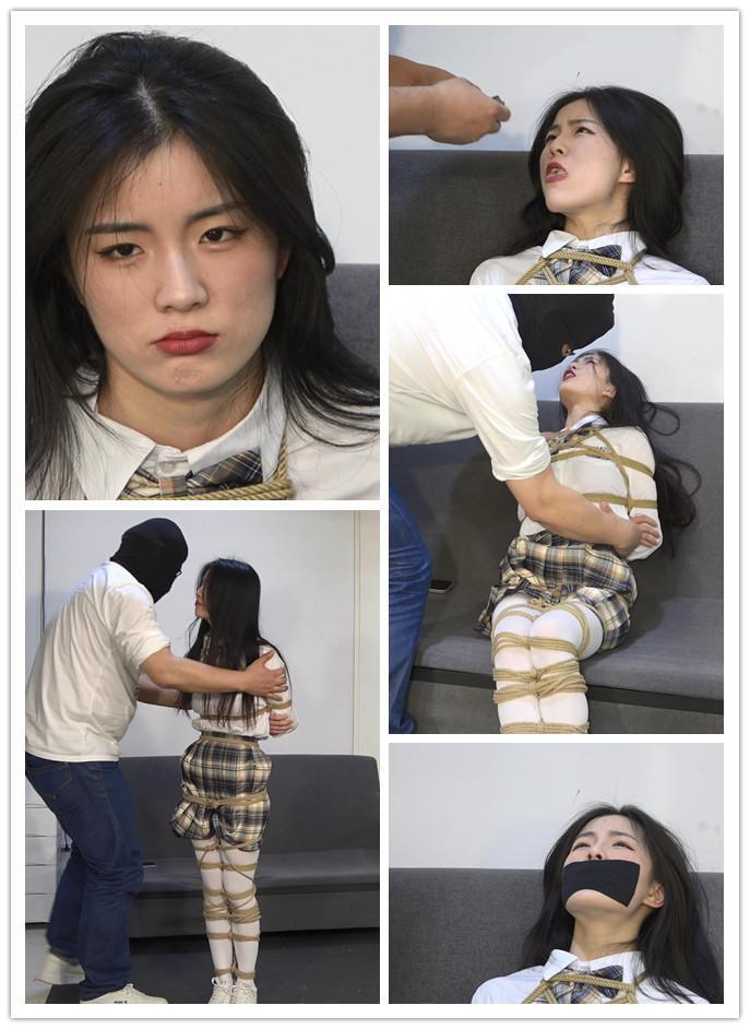 美束映画出品 入室劫案之学生妹绑架案 小狐狸学生装白丝捆绑挣扎 学生小狐狸在家中睡觉，被坏人入室绑架，逼问银行卡密码。<br>服装：学生水手服、白色丝袜<br>嘴巴用丝袜堵嘴，然后在外面用黑色胶带封住嘴巴。<br>小狐狸那委屈的小眼神真是太有爱了。<br>