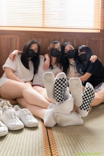 【solexight】Ava+BiBi+Salome+Sherry (棉襪,裸足)限定原声版4K 【solexight】Ava BiBi Salome Sherry (棉襪,裸足)限定原声版<br>原创者:solexight<br>购买地址<span style='color:#b0b0b0;'>[隐藏文字，购买后可见]</span><br>Solexight成立即将迈入第7个年头，起初从一个人渐渐变成了一群人…也许这里就是我们的第二个家<br>Ava、BiBi、Salome、Sherry，这次于春节期间推出的合体作品，各位敲碗的「原声作品」，主打内容为每个人对于「恋足」的看法，以聊天的形式呈现，内容包括：<br>·每人的自我介绍·如何接触恋足跟原味？·喜欢穿的鞋子？·对于恋足以及课程的看法·对自己的脚的看法·更多详细内容…<br>除了交互访谈的内容，还有大量的棉袜、白鞋照片，光是从图片就能感受到每个人的脚位，后半段的脚底特写的影片内容，搭配4K画质真的是非常赏心悦目啊~<br>2.限定作品<br>本作品是为了回馈已支持上述几位模特的客户而推出的限定作品，目前无法直接购买<br>棉袜（图片）、裸足脚底（视频）1.182张8000PX图片2.43分钟4K视频1部1888台币自购<br>解压密码:<span style='color:#b0b0b0;'>[隐藏文字，购买后可见]</span>