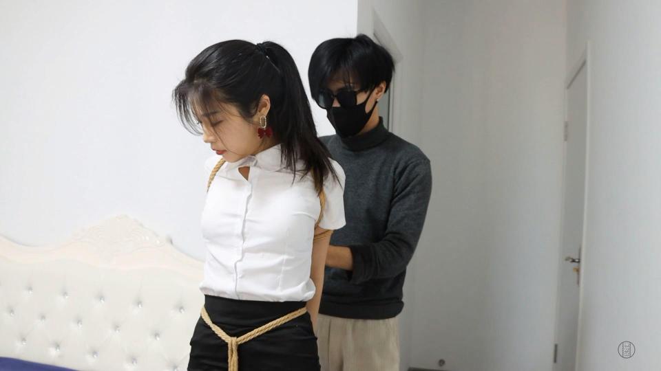 得意客定拍：秘书的失误 下集 米娅主演 大小：4.09G<br>时长：41分钟<br>本人首次尝试剧情类定拍，工作室是好评如潮的得意客工作室，模特米娅表演的非常精彩，视频最后附赠一个小花絮，这部剧里模特是第一次体验悬吊的感受，让她谈了谈被紧缚时内心都在想什么。<br>解压密码：123456<br>老板一边说要给米娅“奖励”，一边用绳子往米娅身上缠。米娅说：不是给我奖励吗？怎么又要绑了，老板说这就是你的奖励，米娅嘴上说不要奖励了，身体还是半推半就的。老板把米娅直臂驷马绑在了床上，还给米娅带上了一个大号的扣环，然后跟米娅说：我晚上有个饭局，你就在这好好享受吧，如果你能自己解开你就自己走吧，如果解不开就等我回来吧。于是米娅一个人在床上翻来覆去的挣扎，发现解不开之后只能呜呜呜的呼叫老板回来了。