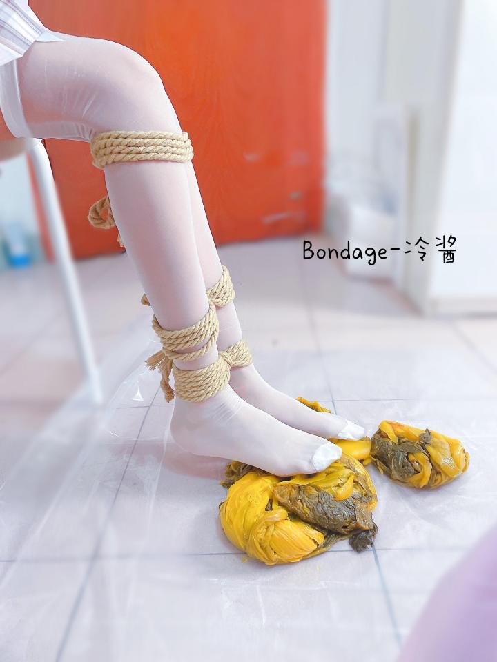 【冷与贝090】美少女调教+强迫制作原味酸菜 下载后解压，解压密码leng解压后文件改后缀为.mp4<br>本视频两部分，前半段是罚站 单腿吊 震动器，后半段为白丝强迫踩踏酸菜，制作原味老坛酸菜的过程，最后装进坛子封口了。<br>有什么想看的可以定拍，qq379989669