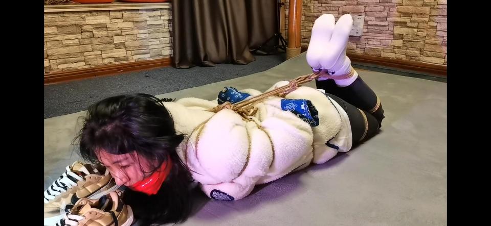 网贷的危害 一绳所爱工作室定拍作品。我感觉这部作品的捆绑是我挺喜欢的，有着欧美的紧缚感和日式的屈辱感，感谢工作室初心老哥的制作及模特笑笑的演绎。剧情介绍 美女笑笑跟网贷借了钱后，还不上，利滚利债越来越多，放贷人天天打电话催债，笑笑决定上门和对方协商处理办法。双方约定好时间地点。镜头一转，男主坐在沙发，笑笑敲门，男主前去开门，二人坐下来聊，笑笑说：你们这利息太高了，这是高利贷。男主回答：当初你也是同意利息了我才借你的，怎么你想反悔。笑笑说：我只能按正常利息还，你要高我也不还。男主抓住她的手说到：欠债的还这么嚣张？笑笑：你想干嘛，要绑架我吗？男主说到：不还钱今天你就别想走。笑笑努力挣扎，摆脱后，朝门口跑去，男主追去喊着：抓住她。笑笑刚到跑门外，就被男主助手抓住，反剪双手，男主也追上，抓住她的双脚，二人将她抬回房间，然后在房间中间让她跪下，助手反剪她双手，再抓住她头发让她抬头，男主打她俩耳光，笑笑：你们快放开我，我报警了。男主说到：还敢报警，得先把你绑起来。笑笑大喊：两个混蛋，救命啊。然后助手捂住她的嘴巴防止她继续喊叫，男主拿绳子将她五花大绑起来，捆绑完毕后，男主对助手说：去找点毛巾呀胶带的，把她嘴封堵上。助手去拿，然后男主让笑笑坐下一只手捂紧她的嘴巴，一只手摸她的胸，腰。一会，助手拿来了毛巾和红色胶带，就要堵她的嘴，可笑笑紧闭嘴巴，并不停扭头抗拒，男主只好一只手捏她鼻子不给呼吸，一只手摁脸颊让她想开嘴巴，笑笑张嘴后，助手将毛巾塞到她嘴里，然后男主抓住她头发往上拉，助手用胶带把她嘴巴缠绕封上，捆绑堵嘴好后，助手说：给这狗东西吃点苦头才行。男主说：把她带到另个房间折磨她。然后二人用押解的方式把她带到另一个房间，带到房间后，二人将她放倒，解开她双手然后捆绑成直臂缚形式接着捆绑她的双脚，捆绑完后进行驷马，捆绑结实后，二人开始殴打她，踹她。变着法玩她，二人对着站然后用脚她翻到对面去，又把她翻过来，玩了一会，男主蹲下来，抓住她头发让她抬头，然后让助手拿调教鞭，接着用调教鞭打她的脸还说到：还横嘛？还不还钱？女主含糊不清的说：我还我还。呜呜呜呜。助手想了个损招：咋们让她稳稳她的鞋子怎样？男主同意了，然后助手去脱女主鞋，脱鞋后，男主一手抓住她的头不让躲，一手拿鞋子逼迫她稳，女主发出呜呜呜声音。玩了一会，二人还不停手，开始挠她痒痒，脖子，腰，打屁股，挠脚心。还翻个身让她侧着，摸她的胸，打她的胸，来回拉股绳。折磨一会，二人也玩腻了，决定把她绑得更结实，然后去休息。镜头一转，笑笑被直臂缚上拉的方式捆绑双手，然后驷马倒攒蹄捆绑。男主坐在她身上，用布紧紧蒙住她的眼镜，然后将白棉袜塞到她嘴里，接着用胶带缠绕封上蒙眼堵嘴好后，踹了她几脚后离开，留笑笑在地上挣扎。百度云下载解压后画质更好<span style='color:#b0b0b0;'>[隐藏文字，购买后可见]</span><br>