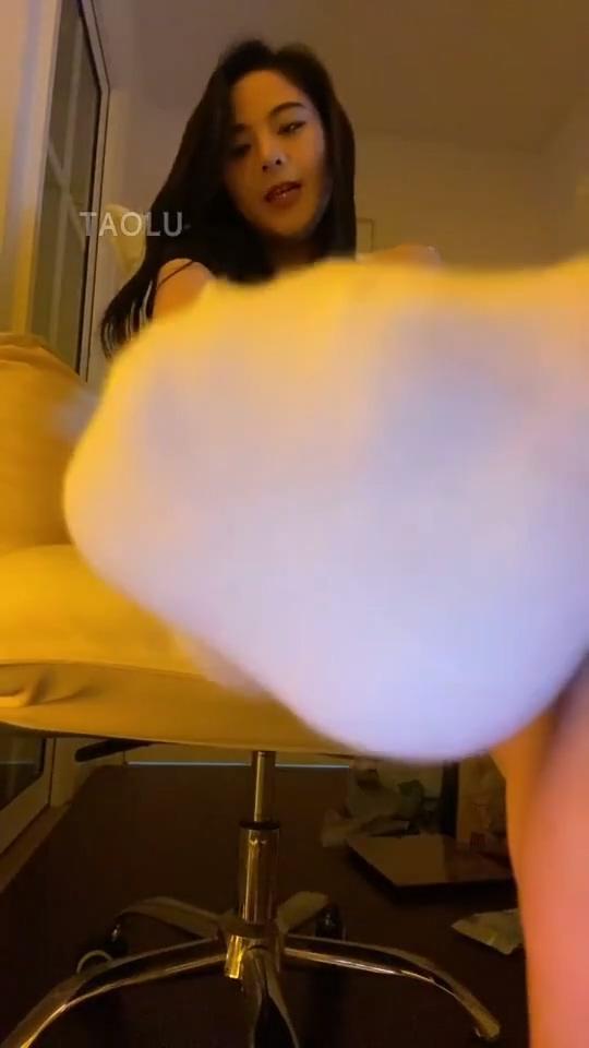 【不知名美女】第一视角-寸止，闻Rs口水浓痰白袜贝壳鞋 【不知名美女】第一视角-寸止，闻Rs口水浓痰白袜贝壳鞋<br>原创者:套路直播<br>购买地址<span style='color:#b0b0b0;'>[隐藏文字，购买后可见]</span>