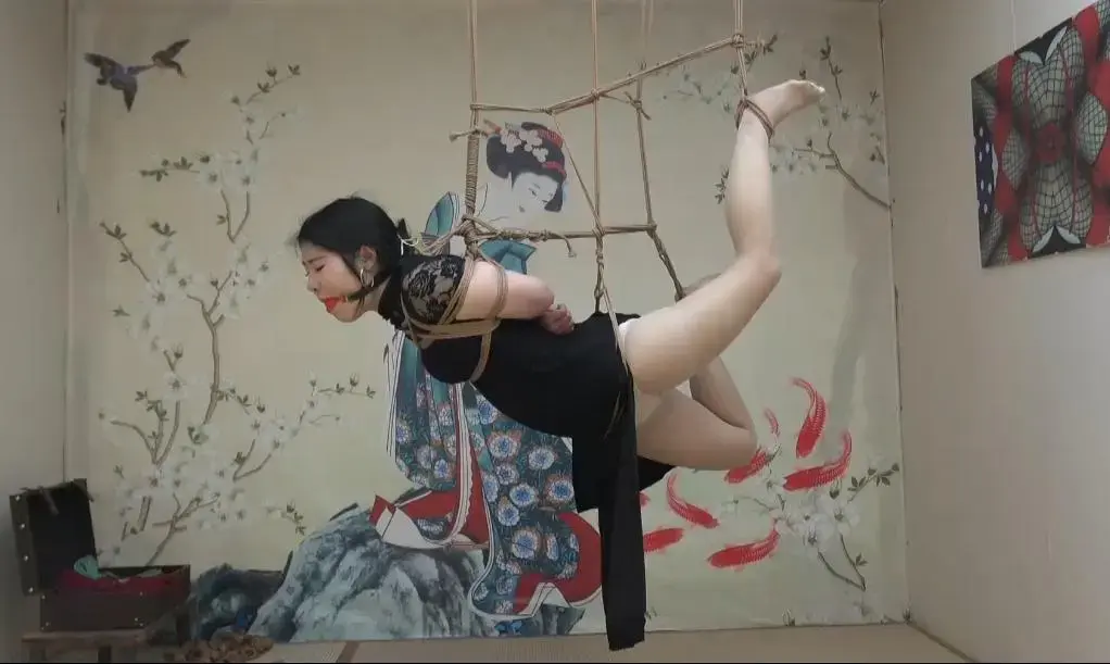 新片《倩倩吊缚 四 》 视频欣赏 倩倩这个模特还是可以高难度，也可以紧缚花样吊，请欣赏视频QQ342642509  解压码sjys