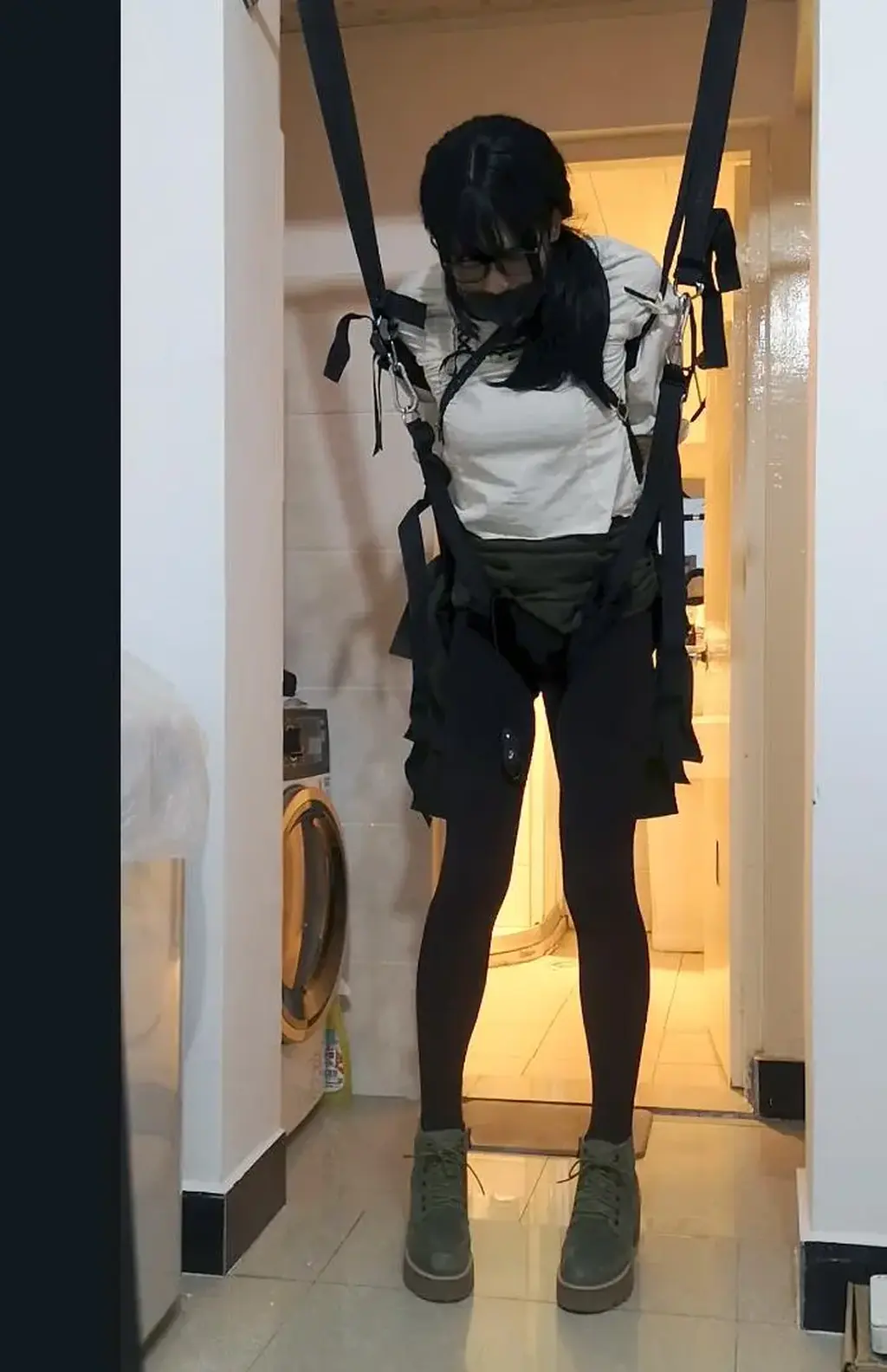 【H】女装子强制站立+单手套自缚+前后震动 换装大姐姐风格<br>拉紧裆部的吊绳和单手套拘束以后就只能强制站立了。前边套上后边已经塞好啦，打开震动~站不稳~~