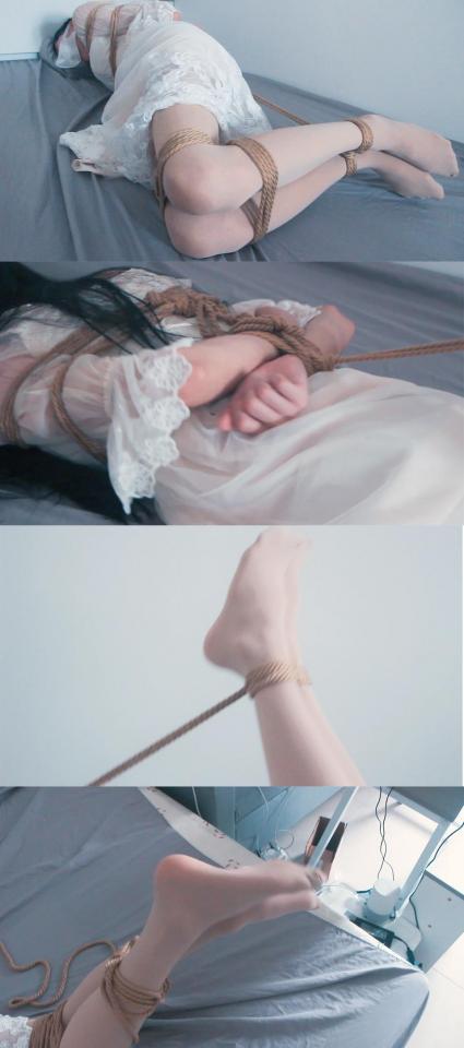 【连衣裙叶子】被驷马捆绑真的能挣脱吗…… 这次被绑了个驷马，本来想试试限时挣脱，没想到被绑上之后，感觉就算给我两天时间也挣脱不了……勒得真的很紧，连翻身都很困难的。而且这个姿势真的很累诶，体力消耗都巨快……ps:最近有小伙伴给了我赞助，真的谢谢各位啦，因为之前赞助了也没有什么福利好处hhh不过从这个视频开始以后会制作精选动态gif来发布套图啦，赞助过的是可以免费下载看的~会不会有时候想回顾但是又懒得打开视频呢，那就看gif吧hhh对了，想要寄服装的也是没问题的喔，记得私信我找我要qq就好啦~